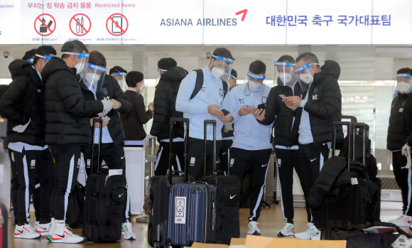일본과의 친선경기에 나서는 축구대표팀 벤투 감독과 선수단이 22일 오전 인천국제공항에서 출국수속을 하고 있다. 2021.3.22  연합뉴스