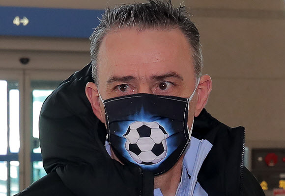 일본과의 친선경기에 나서는 축구대표팀 벤투 감독이 22일 오전 인천국제공항 출국장을 들어서고 있다. 2021.3.22  연합뉴스