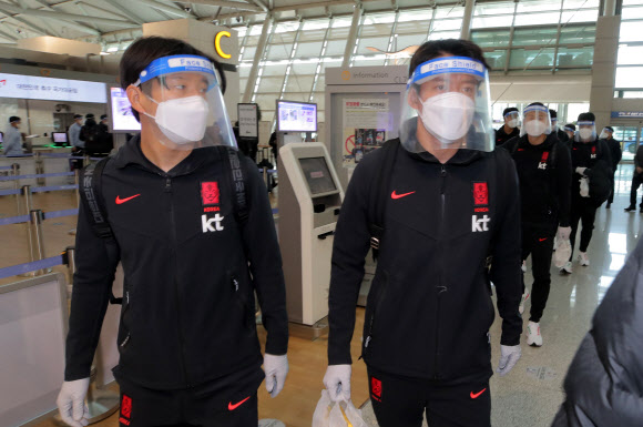 일본과의 친선경기에 나서는 축구대표팀 선수단이 22일 오전 인천국제공항을 통해 출국하고 있다. 2021.3.22  연합뉴스