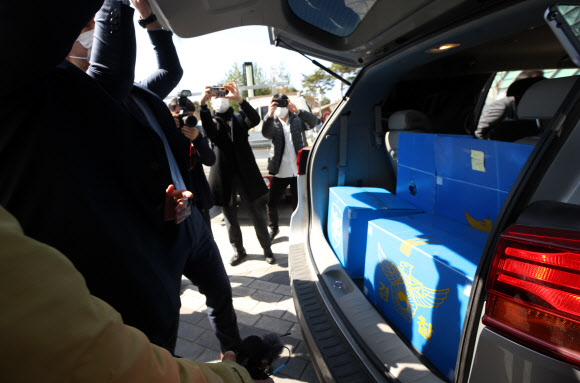 수도권 신도시 부동산 투기 의혹을 수사 중인 전북경찰청 반부패범죄수사대가 22일 한국토지주택공사(LH) 전북본부 사무실을 압수수색, 압수물이 담긴 박스를 차량에 싣고 있다. 2021.3.22  연합뉴스