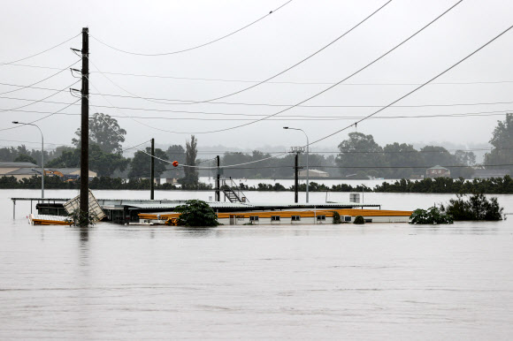 22일(현지시간) 호주 동남부 연안 뉴사우스웨일스(NSW)주에 기록적인 폭우가 쏟아져 윈저 교외가 온통 물에 잠겨 있다. 로이터 연합뉴스
