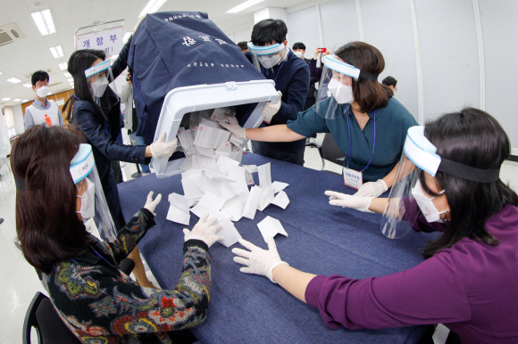 22일 오후 종로구 서울특별시선거관리위원회에서 선관위 관계자들이 4.7 재?보궐선거 사전투표 및 개표 시연을 하고 있다. 2021. 3. 22 박윤슬 기자 seul@seoul.co.kr