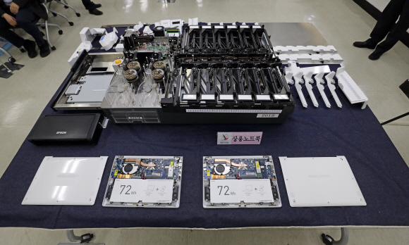 22일 오후 서울시 종로구 와룡동 서울시 선거관리위원회에서 오는 4?7 재보궐선거 사전투표 및 개표 시연회가 열렸다. 투표지분류기 내부가 공개되고 있다. 이번 시연회에서는 사전투표용지 발급, 투?개표 과정, 사전투표함 인계?보관 과정, 투표지분류기 내부 공개 등이 이뤄졌다. 2021. 3. 22 박윤슬 기자 seul@seoul.co.kr