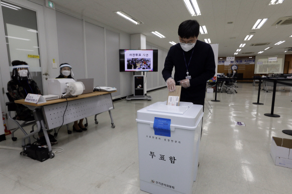 22일 오후 서울시 종로구 와룡동 서울시 선거관리위원회에서 오는 4?7 재보궐선거 사전투표 및 개표 시연회가 열렸다. 선관위 직원이 사전투표 시연을 하고 있다. 이번 시연회에서는 사전투표용지 발급, 투?개표 과정, 사전투표함 인계?보관 과정, 투표지분류기 내부 공개 등이 이뤄졌다. 2021. 3. 22 박윤슬 기자 seul@seoul.co.kr