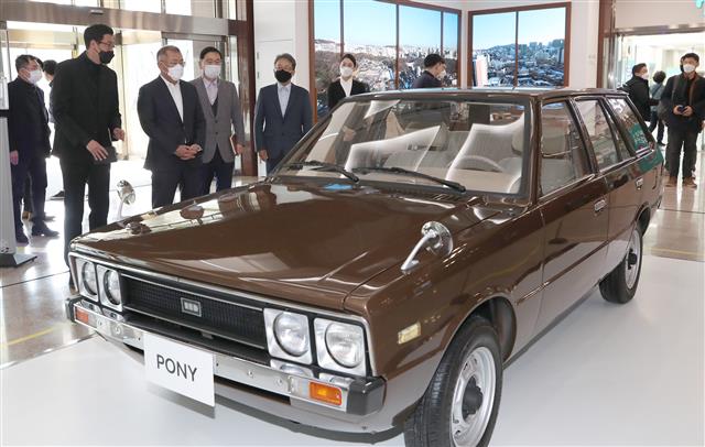 정의선 현대자동차그룹 회장이 22일 오후 서울 종로구 계동 현대사옥 로비에서 개막한 아산 정주영 20주기 추모 ‘청년 정주영, 시대를 통하다’ 추모사진전에 나란히 전시된 포니 자동차와 포니 출시 45주년 기념 컨셉카인 45EV를 살펴보고 있다.  이날 개막한 추모사진전은 사진과 영상, 재현된 집무실과 포니 및 45EV 컨셉트카 전시 등으로 이뤄져 있으며 다음달 2일까지 계속된다. 2021.3.22 뉴스1