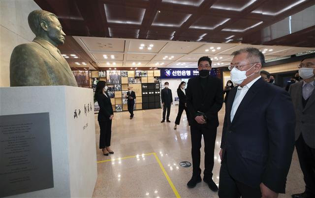 정의선 현대자동차그룹 회장이 22일 오후 서울 종로구 계동 현대사옥 로비에서 개막한 아산 정주영 20주기 추모 ‘청년 정주영, 시대를 통하다’ 추모사진전을 찾아 흉상을 살펴보고 있다.  이날 개막한 추모사진전은 사진과 영상, 재현된 집무실과 포니 및 45EV 컨셉트카 전시 등으로 이뤄져 있으며 다음달 2일까지 계속된다. 2021.3.22 뉴스1
