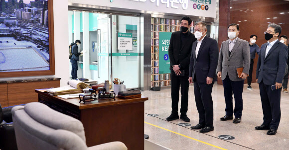 정의선 현대자동차그룹 회장이 22일 오후 현대차그룹 계동사옥에서 개막한 ‘아산 정주영 20주기 추모 사진전’을 방문해 재현된 아산 집무실을 살펴보고 있다. ‘아산 정주영 20주기 추모 사진전’은 ‘청년 정주영, 시대를 通하다’는 주제로 4월 2일까지 열린다. 2021.3.22  현대차·기아 제공