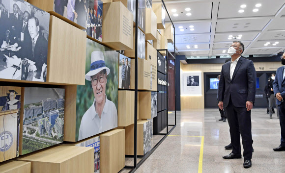 정의선 현대자동차그룹 회장이 22일 오후 현대차그룹 계동사옥에서 개막한 ‘아산 정주영 20주기 추모 사진전’을 방문해 아산의 사진과 영상을 살펴보고 있다. ‘아산 정주영 20주기 추모 사진전’은 ‘청년 정주영, 시대를 通하다’는 주제로 4월 2일까지 열린다. 2021.3.22  현대차·기아 제공