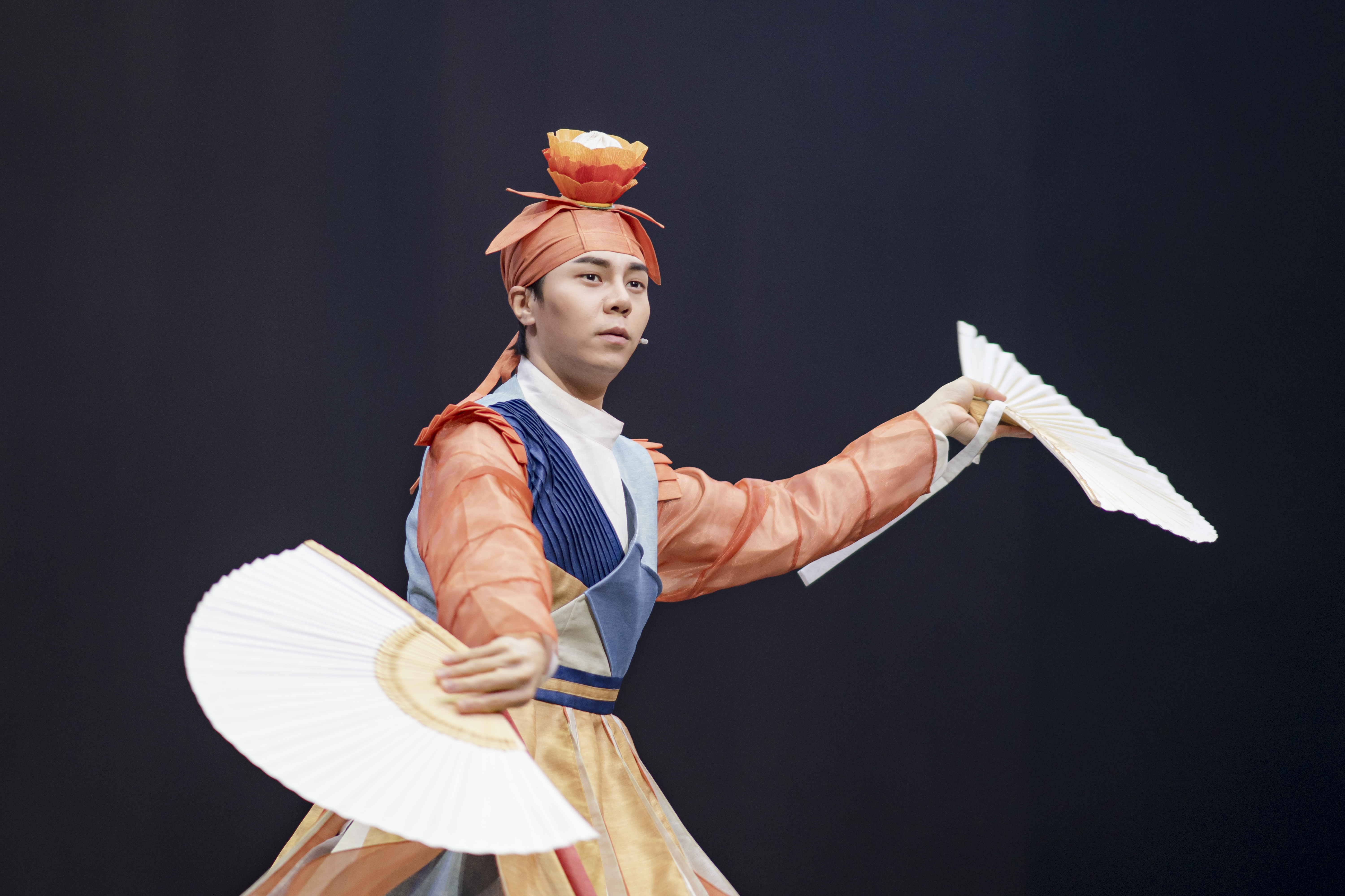 지난 21일까지 서울 중구 국립극장 하늘극장에서 공연된 창극 ‘나무, 물고기, 달’에서 물고기를 연기하며 끼를 뽐낸 김수인.  국립창극단 제공 