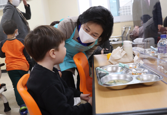 초등학교 급식현장 찾아간 박영선 