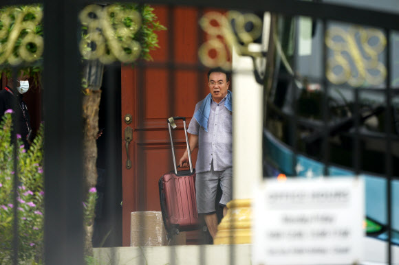 김유성 북한 대사대리가 21일 말레이시아 쿠알라룸프르에서 48시간 출국 명령에 따르기 위해 짐을 버스로 옮겨싣고 있다. 연합뉴스