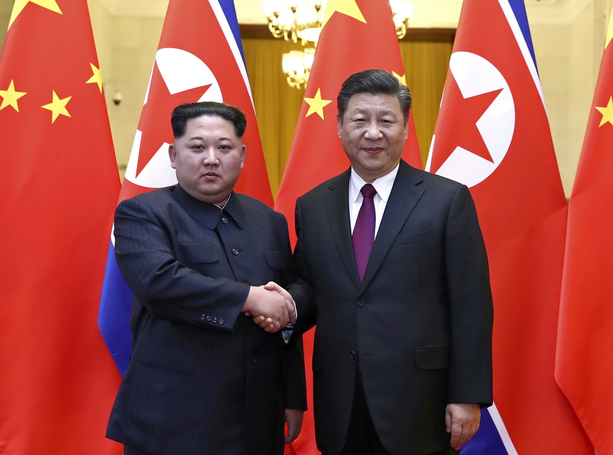지난 2018년 3월 28일 중국 베이징에서 열린 북중정상회담에서 만난 김정은 북한 국무위원장과 시진핑 중국 국가주석.  AP 연합뉴스