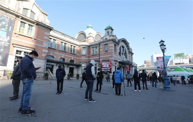 22일 오전 서울역 광장에 마련된 코로나19 중구임시선별진료소를 찾은 시민들이 줄서서 검사를 기다리고 있다. 2021.3.22 뉴스1