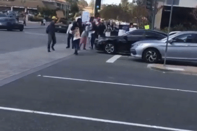 미국 로스앤젤레스 카운티에서 아시아계 증오범죄를 규탄하는 시위대를 향해 돌진하는 차량.  인스타그램 캡처