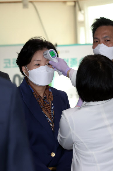 김정숙 여사가 23일 오전 아스트라제네카(AZ)사의 신종 코로나바이러스 감염증(코로나19) 백신 접종을 하기 위해 서울 종로구보건소에 도착, 체온 측정을 하고 있다. 2021.3.23  연합뉴스