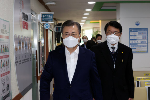 문재인 대통령이 23일 오전 아스트라제네카(AZ)사의 신종 코로나바이러스 감염증(코로나19) 백신 접종을 하기 위해 서울 종로구보건소에 도착하고 있다. 2021.3.23  연합뉴스