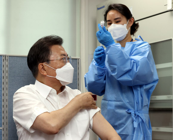 문재인 대통령이 23일 오전 서울  종로구보건소에서 아스트라제네카(AZ)사의 신종 코로나바이러스 감염증(코로나19) 백신을 맞고 있다. 2021.3.23  연합뉴스