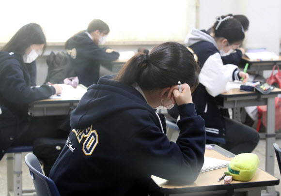 올해부터 달라지는 대학수학능력시험(수능) 체제에 맞춘 첫 고등학교 전국연합학력평가가 실시된 첫날인 23일 서울 서초구 반포고에서 1학년 학생들이 시험 시작을 기다리고 있다. 2021.3.23  연합뉴스