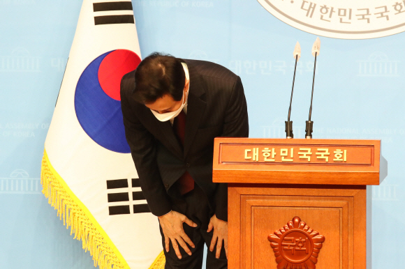 서울시장 보궐선거 범야권 단일 후보로 선출된 국민의힘 오세훈 후보가 23일 국회 소통관에서 기자회견을 하고 있다. 2021. 3. 23  김명국 선임기자 daunso@seoul.co.kr