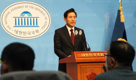 서울시장 보궐선거 범야권 단일 후보로 선출된 국민의힘 오세훈 후보가 23일 국회 소통관에서 기자회견을 하고 있다. 2021. 3. 23  김명국 선임기자 daunso@seoul.co.kr