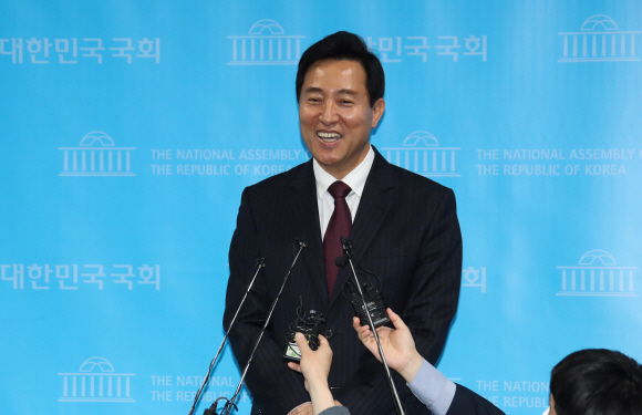서울시장 보궐선거 범야권 단일 후보로 선출된 국민의힘 오세훈 후보가 23일 국회 소통관에서 기자회견을 마친 뒤 취재진의 질문에 답변하고 있다. 2021. 3. 23  김명국 선임기자 daunso@seoul.co.kr