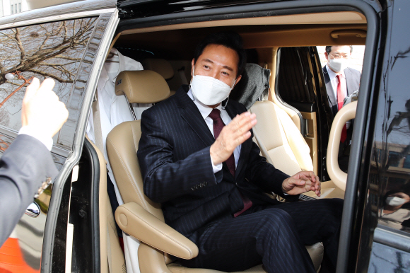 서울시장 보궐선거 범야권 단일 후보로 선출된 오세훈 국민의힘 후보가 23일 국회 소통관에서 기자회견을 마친 후 차량에 탑승하고 있다. 2021. 3. 23  김명국 선임기자 daunso@seoul.co.kr