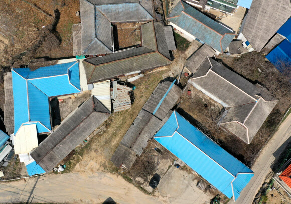 경기도청에서 기업 투자 유치 업무를 담당하던 간부 공무원이 용인 반도체 클러스터와 맞닿은 개발예정지 바깥 토지를 자신의 가족 회사 명의로 매입한 뒤 퇴직해 투기 의혹이 제기됐다.  사진은 23일 도청 투자진흥과 기업 투자 유치 담당 팀장이던 A씨의 아내가 대표로 있는 B사가 2018년 10월 사들인 원삼면 독성리 토지. 2021.3.23  연합뉴스