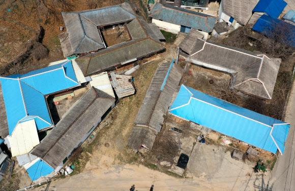 경기도청에서 기업 투자 유치 업무를 담당하던 간부 공무원이 용인 반도체 클러스터와 맞닿은 개발예정지 바깥 토지를 자신의 가족 회사 명의로 매입한 뒤 퇴직해 투기 의혹이 제기됐다.  사진은 23일 도청 투자진흥과 기업 투자 유치 담당 팀장이던 A씨의 아내가 대표로 있는 B사가 2018년 10월 사들인 원삼면 독성리 토지. 2021.3.23  연합뉴스