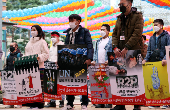 지난 21일 서울 조계사 앞에서 재한아시아 불자들의모임 주최로 열린 미얀마 민주주의 회복 위한 기자회견에서 참가자들이 팻말을 들고 있다. 연합뉴스