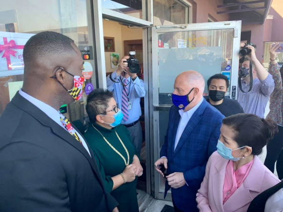 미국 메릴랜드주의 퍼스트레이디인 한국계 유미 호건 여사가 22일(현지시간) 애틀랜타 총격 사건과 관련해 아시아계 미국인을 향한 증오를 멈추라며 아시아계가 목소리를 높여야 한다고 호소했다. 사진은 이날 ‘한국로’(Korean Way)를 찾아 아시아계 상인의 애로를 청취하는 호건 주지사 부부. 오른쪽이 유미 호건 여사. 2021.3.23  호건 주지사 트위터 제공