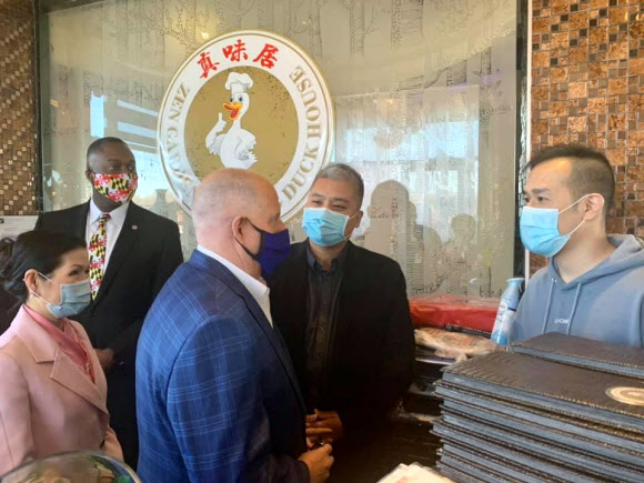 미국 메릴랜드주의 래리 호건 주지사와 퍼스트레이디인 한국계 유미 호건 여사(왼쪽)가 22일(현지시간) 애틀랜타 총격 사건과 관련해 하워드 카운티의 ‘한국로’(Korean Way)를 방문, 아시아계 상인의 애로를 청취하고 있다. 2021.3.23  호건 주지사 트위터 제공