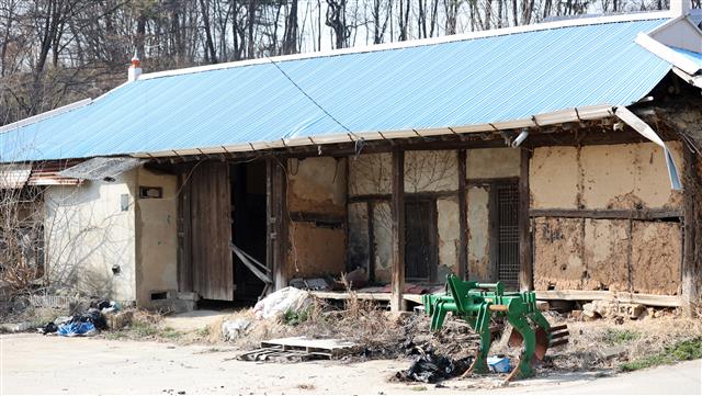 경기도가 용인 반도체 클러스터와 맞닿은 개발예정지 인근 토지를 가족회사 명의로 매입한 사실이 드러난 퇴직 공무원 A씨를 부패방지법 위반 혐의로 경찰에 고발한다고 밝혔다.   사진은 A씨의 부인이 대표로 있는 회사가 매입한 경기도 용인시 처인구 원삼면 독성리 일대 대지와 건물의 모습. 2021.3.23 뉴스1