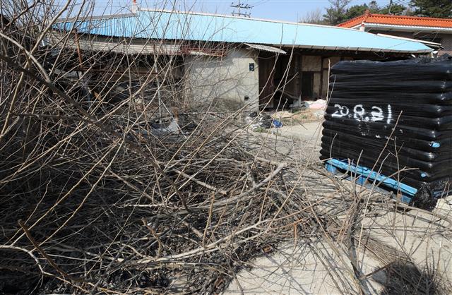 경기도가 용인 반도체 클러스터와 맞닿은 개발예정지 인근 토지를 가족회사 명의로 매입한 사실이 드러난 퇴직 공무원 A씨를 부패방지법 위반 혐의로 경찰에 고발한다고 밝혔다.   사진은 A씨의 부인이 대표로 있는 회사가 매입한 경기도 용인시 처인구 원삼면 독성리 일대 대지와 건물의 모습. 2021.3.23 뉴스1