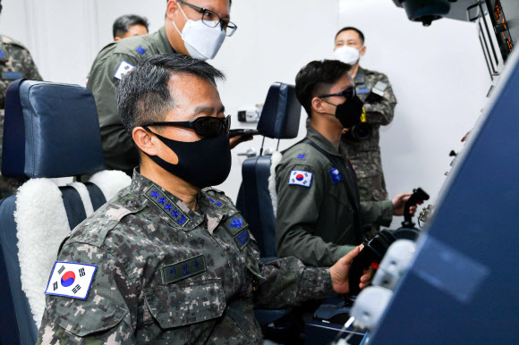 이성용 공군참모총장이 23일 공군 제5공중기동비행단을 방문해 다목적 공중급유수송기 KC-330의 공중급유 시뮬레이터를 직접 조종하고 있다. 2021.3.23  공군 제공