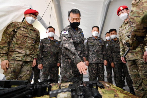 이성용 공군참모총장이 23일 공군 제5공중기동비행단을 방문해 대테러 장비 운용현황을 보고받고 있다. 2021.3.23  공군 제공