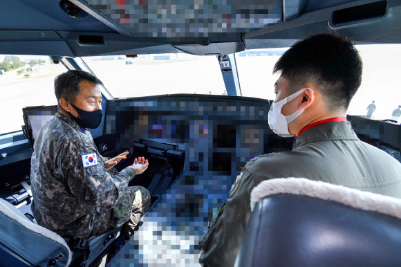 이성용 공군참모총장이 23일 공군 제5공중기동비행단을 방문해 다목적 공중급유수송기인 KC-330에 탑승해 임무현장을 점검하고 있다. 2021.3.23  공군 제공