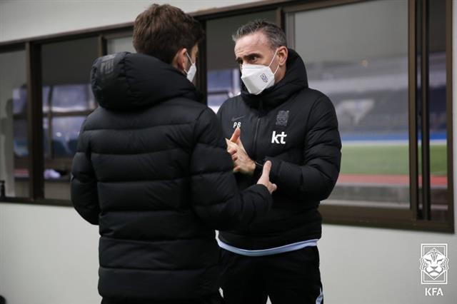 파울루 벤투 대한민국 축구대표팀 감독이 22일 오후 일본 가나가와(神奈川)현 요코하마(橫浜)시의 한 연습장에서 코칭스테프와 대화를 나누고 있다.  한국 대표팀은 이날 일본에 도착했으며 25일 오후 요코하마 소재 닛산(日産)스타디움에서 일본 대표팀과 친선 경기를 한다. 2021.3.23 대한축구협회 제공