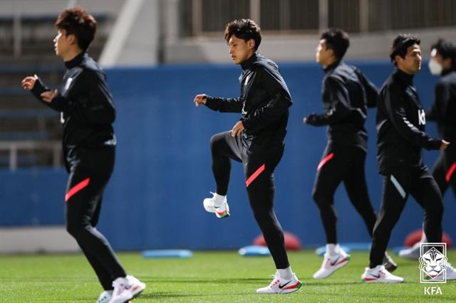 파울루 벤투 감독이 이끄는 한국 축구대표팀이 22일 오후 일본 가나가와(神奈川)현 요코하마(橫浜)시의 한 연습장에서 본격 훈련에 앞서 몸을 풀고 있다.  한국 대표팀은 이날 일본에 도착했으며 25일 오후 요코하마 소재 닛산(日産)스타디움에서 일본 대표팀과 친선 경기를 한다. 2021.3.23 대한축구협회 제공