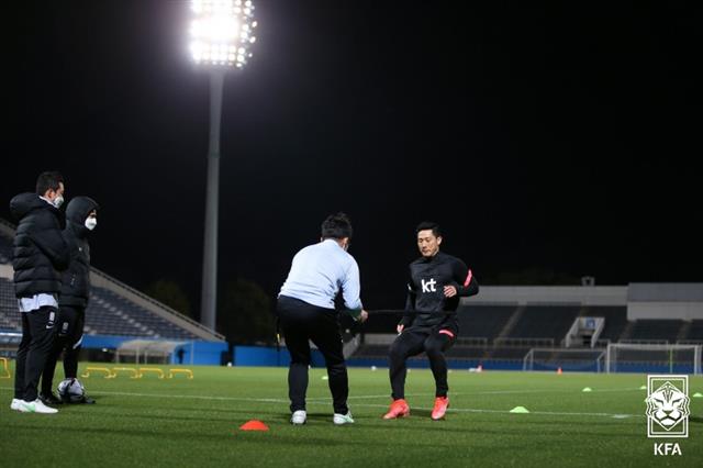 파울루 벤투 감독이 이끄는 한국 축구대표팀의 남태희가 22일 오후 일본 가나가와(神奈川)현 요코하마(橫浜)시의 한 연습장에서 본격 훈련에 앞서 몸을 풀고 있다.  한국 대표팀은 이날 일본에 도착했으며 25일 오후 요코하마 소재 닛산(日産)스타디움에서 일본 대표팀과 친선 경기를 한다. 2021.3.23 대한축구협회 제공