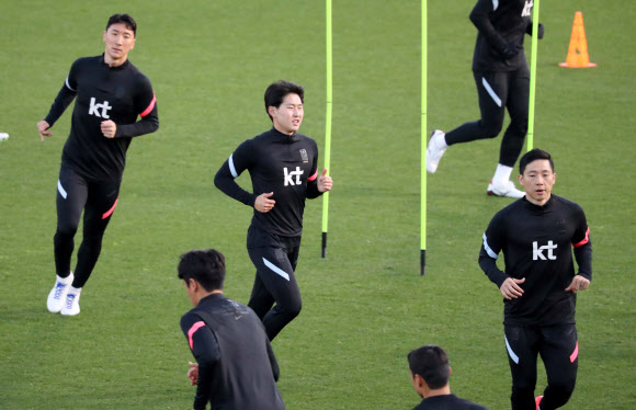 파울루 벤투 감독이 이끄는 한국 축구대표팀이 한일 친선 경기를 이틀 앞둔 23일 오후 일본 가나가와(神奈川)현 요코하마(橫浜)시의 한 연습장에 도착해 몸을 풀고 있다.  한일전은 25일 오후 7시 20분 요코하마 소재 닛산(日産)스타디움에서 열린다. 2021.3.23  연합뉴스
