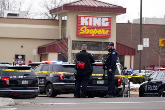 총기난사 벌어진 미 콜로라도 식료품점 ‘킹 수퍼스’