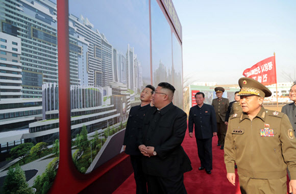 김정은 북한 국무위원장이 23일 수도 평양에 주택 1만 세대를 짓는 착공식에 참석해 연설했다고 노동신문이 24일 보도했다. 2021.3.24  노동신문 홈페이지 캡처