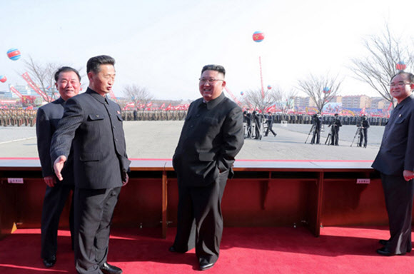 김정은 북한 국무위원장이 23일 수도 평양에 주택 1만 세대를 짓는 착공식에 참석해 연설했다고 노동신문이 24일 보도했다. 사진은 주머니에 손을 넣은채 웃고 있는 김정은 위원장. 2021.3.24  노동신문 홈페이지 캡처