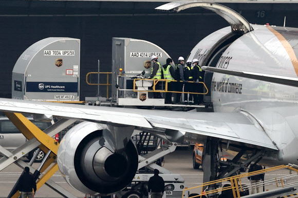 미국 화이자와의 직접 계약을 통해 확보한 백신 1천300만명분 가운데 25만명분이 24일 오전 UPS화물항공기에서 내려지고 있다.  이 백신은 전국 지역접종센터 22곳으로 배송되며 다음달 1일부터 만 75세 이상 노인 접종에 쓰인다. 2021.3.24  연합뉴스