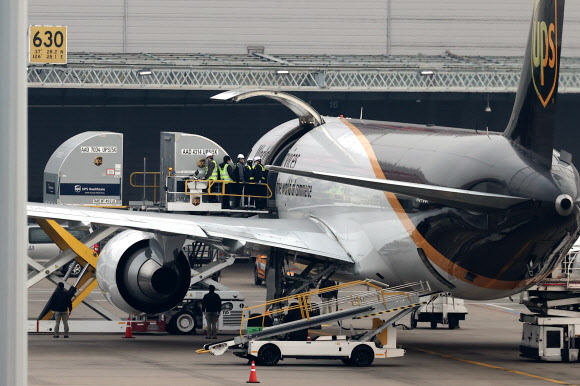 미국 화이자와의 직접 계약을 통해 확보한 백신 1천300만명분 가운데 25만명분이 24일 오전 UPS화물항공기에서 내려지고 있다. 이 백신은 중간 물류센터를 거치지 않고 곧바로 전국 지역접종센터 22곳으로 배송되며 다음달 1일부터 고령층 접종에 사용된다. 2021.3.24  연합뉴스