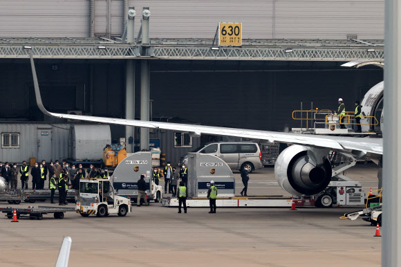미국 화이자와의 직접 계약을 통해 확보한 백신 1천300만명분 가운데 25만명분이 24일 오전 UPS화물항공기에서 내려 옮겨지고 있다. 이 백신은 중간 물류센터를 거치지 않고 곧바로 전국 지역접종센터 22곳으로 배송되며 다음달 1일부터 고령층 접종에 사용된다. 2021.3.24  연합뉴스