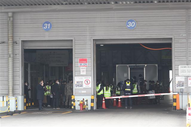오는 4월부터 만 75세 이상 어르신에게 접종할 25만명분의 화이자 백신이 24일 오전 인천국제공항 화물터미널에 도착해 하역 작업을 거치고 있다. 미국 화이자와의 직접 계약을 통해 확보한 백신 1300만명분 가운데 25만명분이 이날 UPS화물항공 5x0196편으로 인천공항에 도착했으며, 이날 들어온 백신은 신속 출하승인 절차 이후 전국 46개 접종센터로 배송된다. 2021.3.24 뉴스1