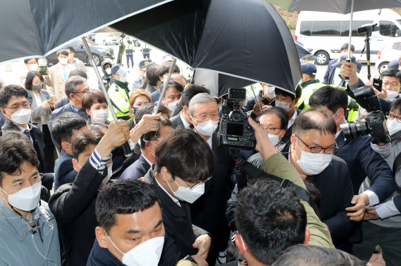 광주를 찾은 국민의힘 김종인 비상대책위원장이 24일 오전 대학생 단체들의 항의를 받으며 5·18 민주 묘지로 들어서고 있다. 2021.3.24  연합뉴스