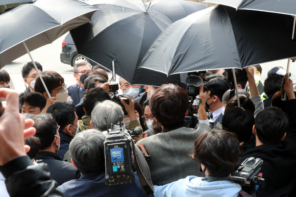 광주를 찾은 국민의힘 김종인 비상대책위원장이 24일 오전 대학생 단체들의 항의를 받으며 5·18 민주 묘지로 들어서고 있다. 2021.3.24  연합뉴스