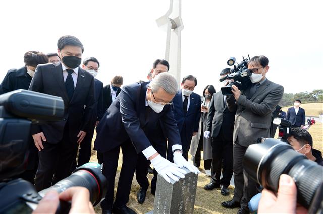 김종인 국민의힘 비상대책위원장이 24일 오전 광주 북구 국립5·18민주묘지를 찾아 참배를 마친 뒤 윤상원 열사 묘비를 어루만지고 있다. 2021.3.24 뉴스1
